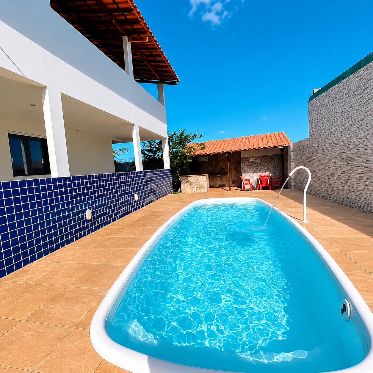 Piscina da casa em Jacuípe com céu azul